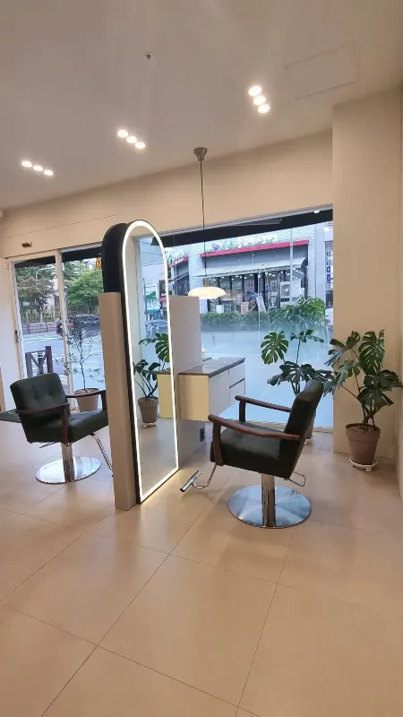 컬러룸 이충점 매장 창가 거울