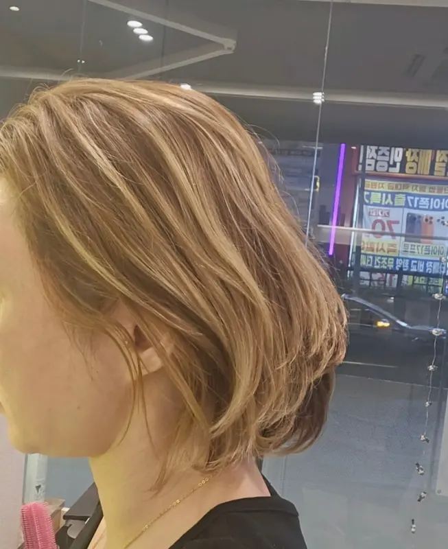 컬러룸 이충점에서 관리를 마친 단발 머리 옆모습