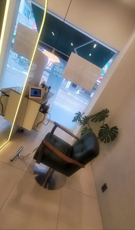 컬러룸 이충점 매장 창가 미용 의자